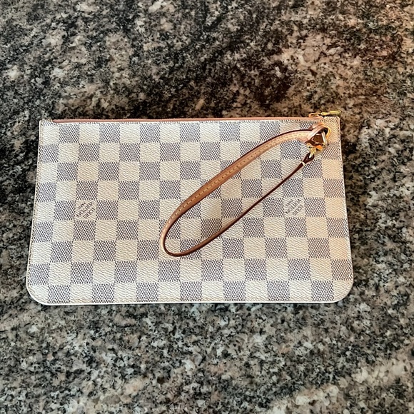 Louis Vuitton GM Neverfull Pouch - Picture 2 of 11